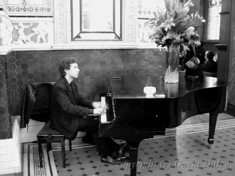 Pianist, Morris Rooms, Victoria - Albert Museum DSCN0746.JPG - Pianist, Morris Rooms